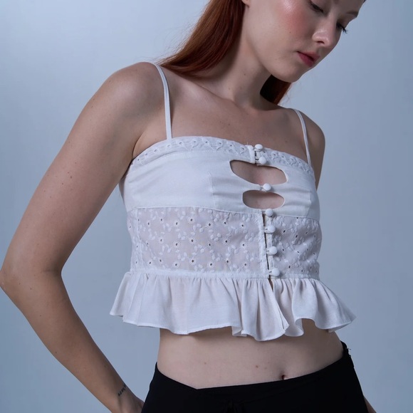 Eyelet top - Picture 1 of 6